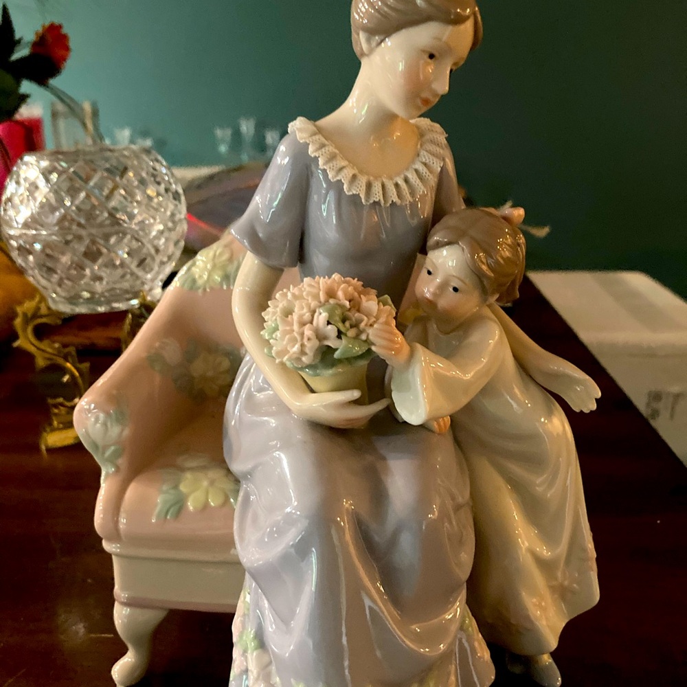 A lovely Lladro look alike. Mother and daughter.